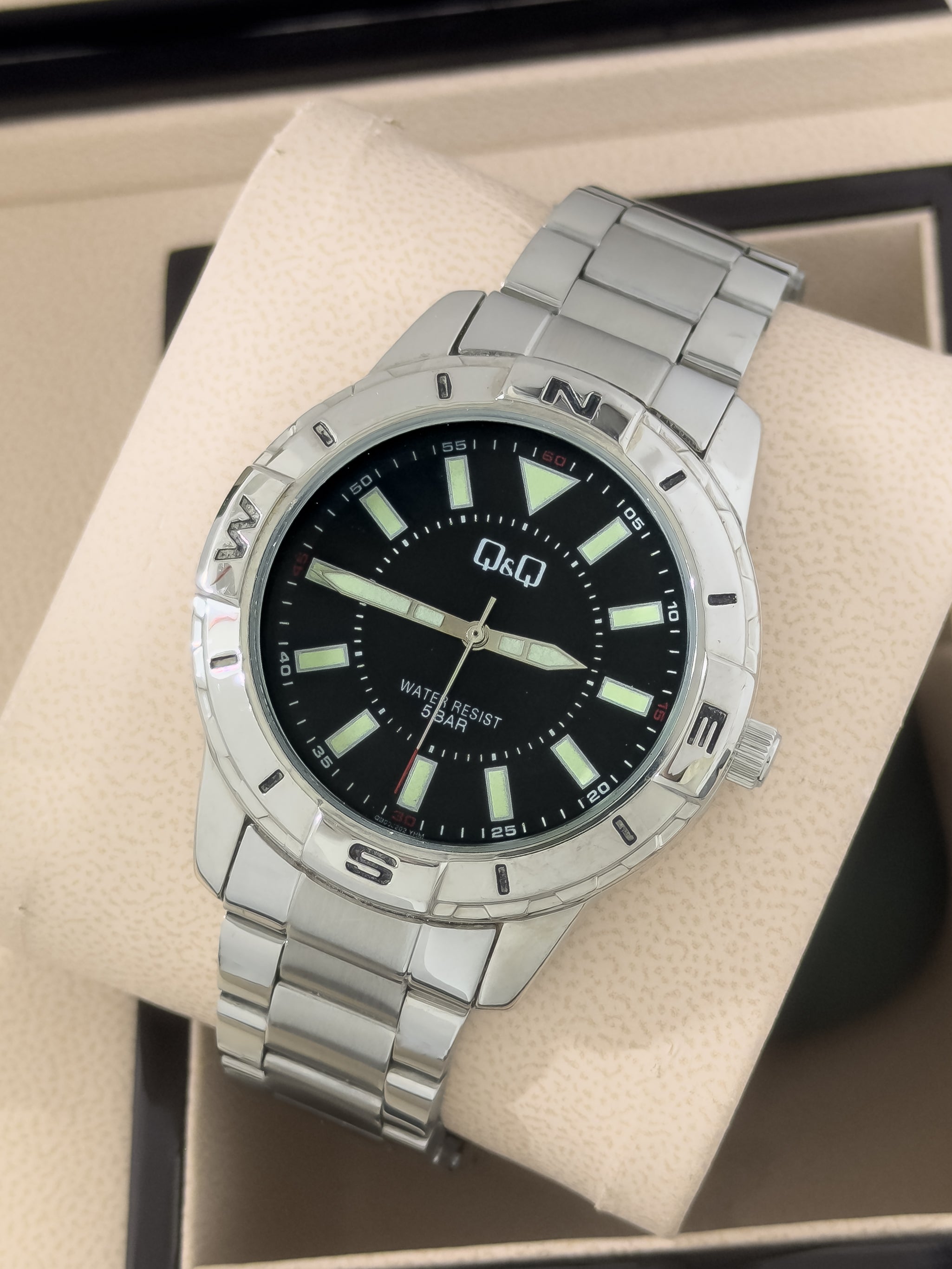 Q&Q Acero Explorer 5 BAR - Acero Noche y Brújula | 24K Relojes