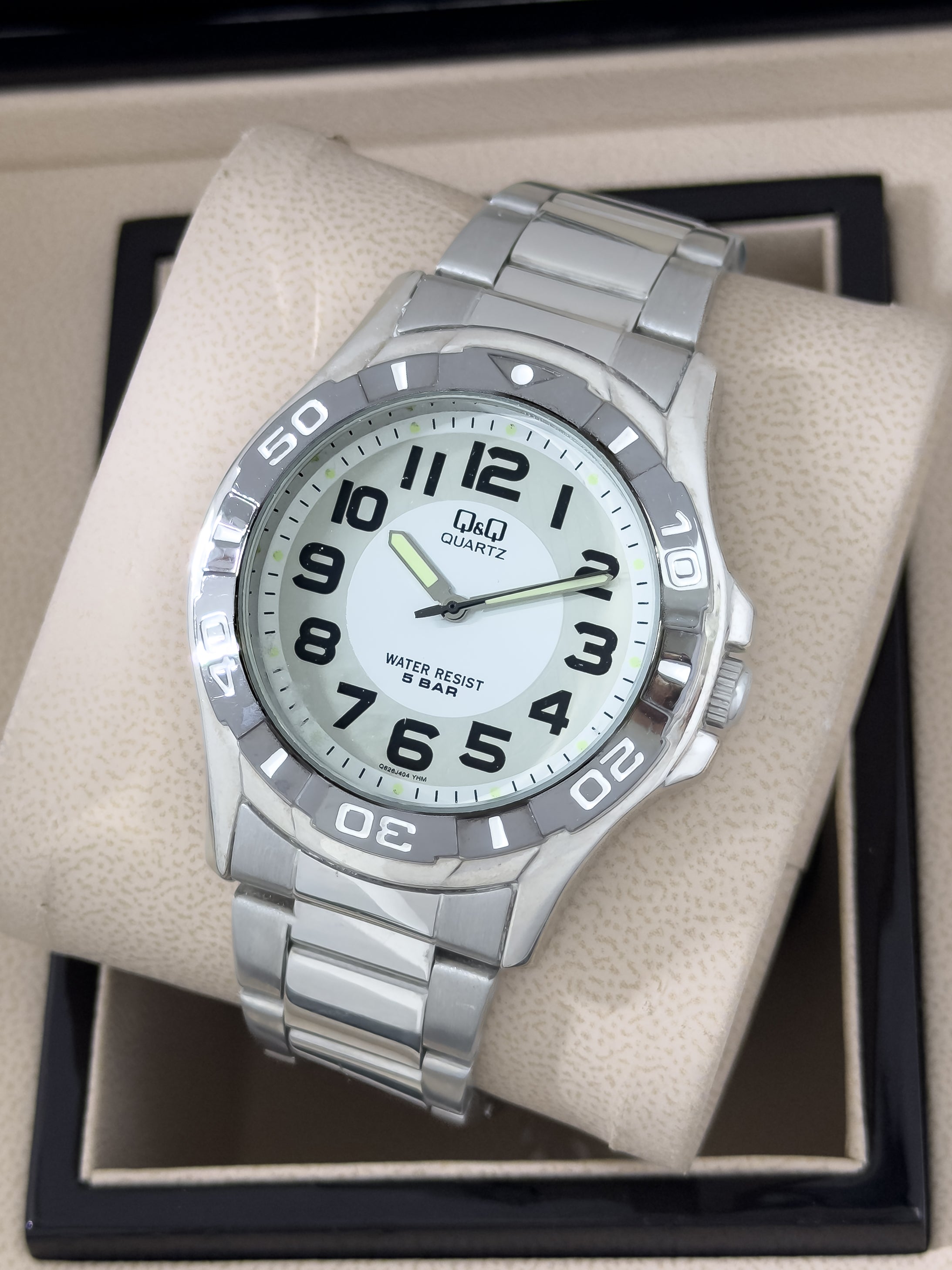 Q&Q Acero Explorer 5 BAR - Bisel Grafito Táctico | 24K Relojes