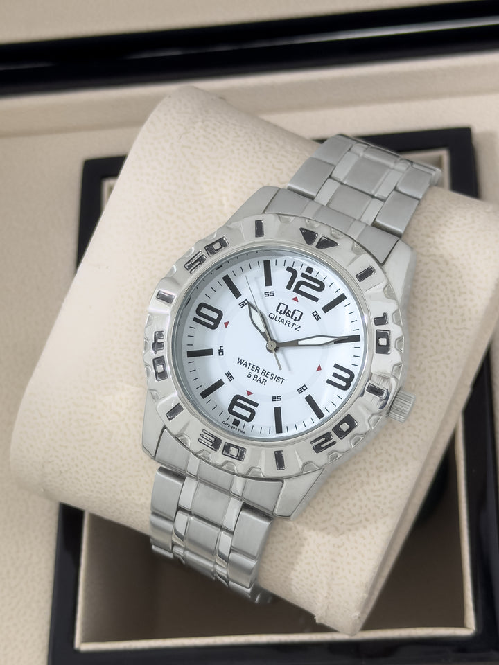 Q&Q Acero Explorer 5 BAR - Plata Deportivo Audaz | 24K Relojes