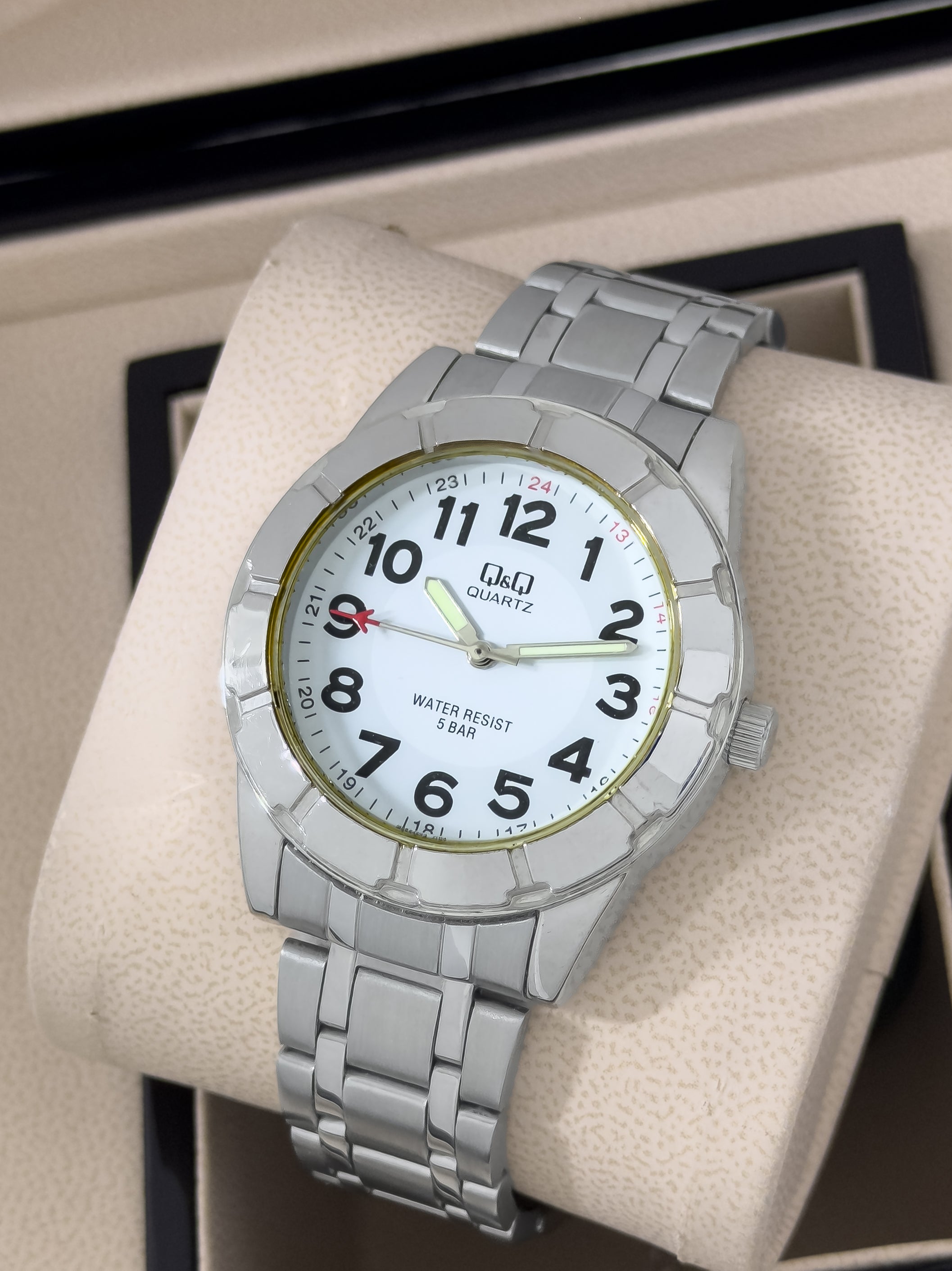 Q&Q Acero Explorer 5 BAR - Plata Clásico Esencial | 24K Relojes